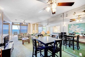 Dining - Breezy Oceanfront Kona Condo with Pool & Hot Tub Near Shops (Kailua-Kona)