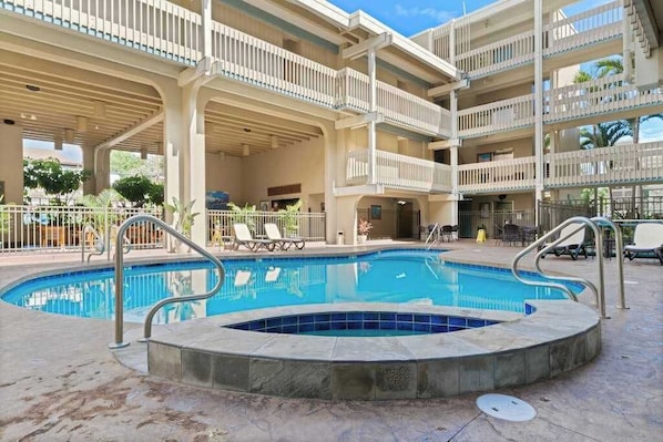 Un hôtel à plusieurs étages doté d’une piscine, d’un espace extérieur aménagé et d’un patio couvert.