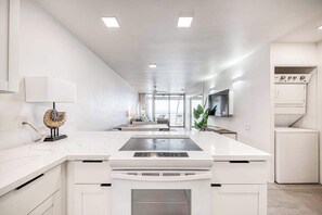 Wasserkocher mit Kaffee-/Teezubehör, Kühlschrank, Mikrowelle, Toaster
