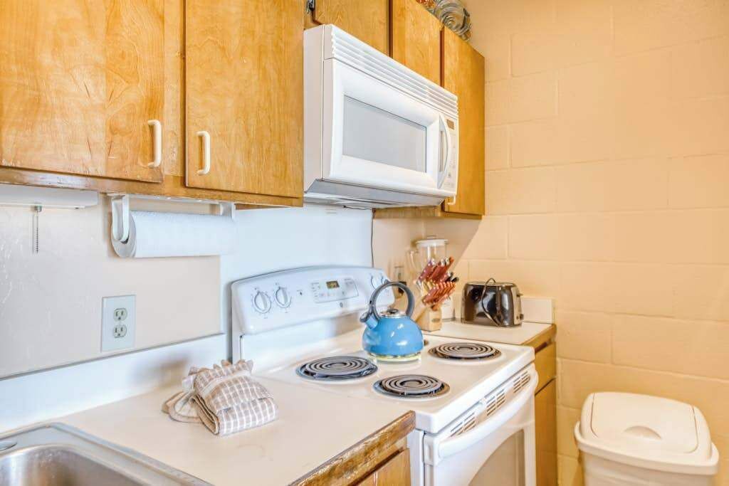 Een koelkast, een magnetron, een oven, een kookplaat