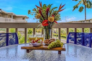 Outdoor dining - Kona Beach Condo with Shared Pool, Hot Tub & Private Lanai (Kailua-Kona)