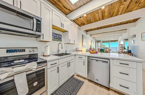 Wasserkocher mit Kaffee-/Teezubehör, Kühlschrank, Mikrowelle, Ofen