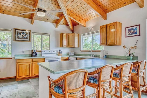 Coffee/tea maker, fridge, microwave, oven - Large Kona Home with Private Pool, Hot Tub - Walk to Magic Sands (Kailua-Kona)
