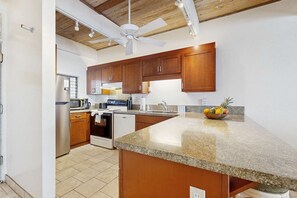 Coffee/tea maker, fridge, microwave, oven - NEW Oceanfront Kona Condo Near Magic Sands Beach (Kailua-Kona)