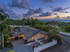A residential property with a house, driveway, and surrounding greenery. - Kailua View Estates - Private Home Retreat w/ Lanai, Hot Tub, Laundry, BBQ, A/C (Kailua-Kona)