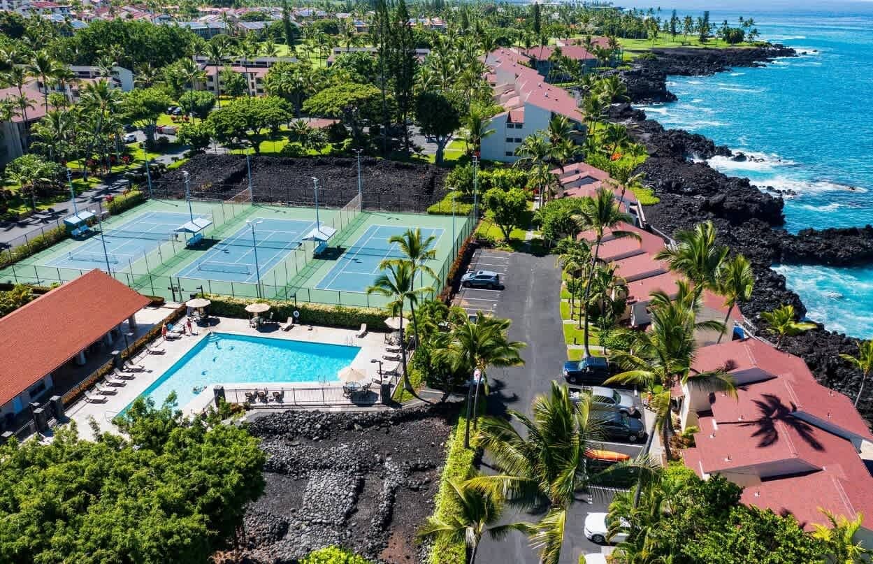 Een landgoed aan de kust met een tennisbaan, zwembad en uitzicht op de oceaan.