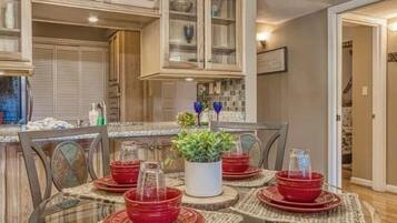 Condo, Multiple Beds (Alpine Lookout) | Dining