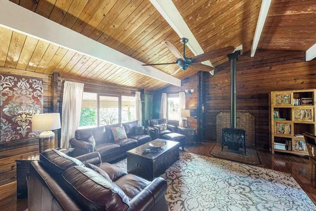 TV, fireplace, offices