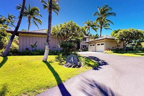 Property grounds - Mauna Lani Villa with Outdoor Kitchen, Pool, Hot Tub & Gym (Waimea)