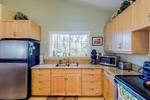Wasserkocher mit Kaffee-/Teezubehör, Kühlschrank, Mikrowelle, Ofen