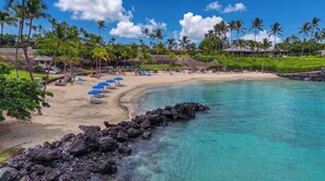 A beach resort with a clear turquoise sea, a sandy shore, and a row of blue umbrellas. - Mauna Lani Golf Villa- Beach Club, Pool, Spa, AC, WD, Kitchen, WIFI, BBQ, Golf (Kamuela)