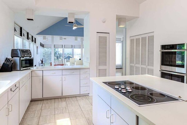 Coffee/tea maker, fridge, microwave, oven - Gather the Group in a Spacious House with Pool Near the Golf (Waikoloa)