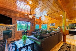 Ferienhaus, Mehrere Betten (Bear Essentials Lodge) | Wohnbereich