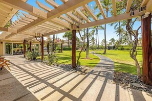 Property grounds - Stay Near A-Bay Beach in a Golf-View Condo with Infinity Pool (Waikoloa)