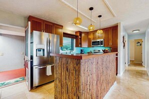 Wasserkocher mit Kaffee-/Teezubehör, Kühlschrank, Mikrowelle, Ofen