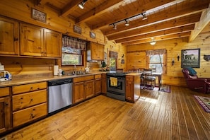 House, Multiple Beds (Bear Hug) | Private kitchen - Bear Hug (Pigeon Forge)