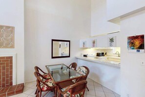 Dining - Take In Mauna Kea Views from a Condo with Saltwater Pool & Spa (Waikoloa)