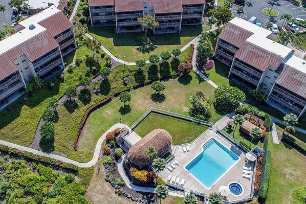 An aerial view of a hotel with a central swimming pool, multiple buildings, and landscaped gardens. - *New* Fall Special Keauhou Golf-View Condo with Lanai and Pool (Kailua-Kona)