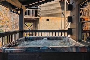 Huis, meerdere bedden (Bear Mountain Hideaway) | Spabad buiten