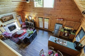 Living area - Bear Mountain Hideaway (Sevierville)