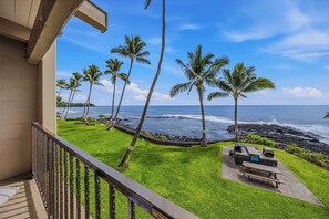 Property grounds - Colorful Oceanfront Kona Condo with Pool, Views & Fast WiFi (Kailua-Kona)