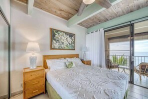 Room - Lovely Oceanfront Kona Condo with View, Full Kitchen & Hot Tub (Kailua-Kona)