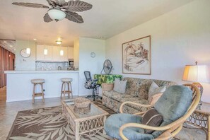 TV, offices - Kona Condo | Pool & Sunset Views (Kailua-Kona)