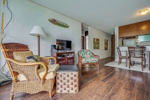 TV, DVD player, offices - Mid-Century Hilo Condo Near the Ocean with Lanai & Shared Pool (Hilo)