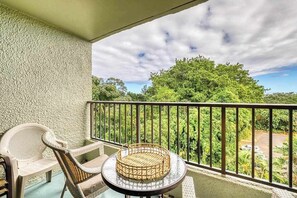 Property grounds - Mid-Century Hilo Condo Near the Ocean with Lanai & Shared Pool (Hilo)