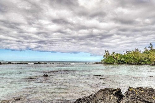 Mid-Century Hilo Condo Near the Ocean with Lanai & Shared Pool
