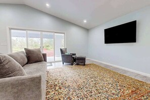 Interior - Modern Dog-Friendly Keaau Oasis on 2 Acres with Patio & W/D (Keaau)