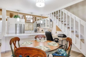 Dining - Relax Golf-Course Side in a Condo with Furnished Balcony & Pool (Waikoloa Village)