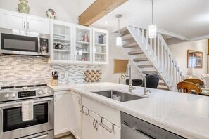 Coffee/tea maker, fridge, microwave, oven - Relax Golf-Course Side in a Condo with Furnished Balcony & Pool (Waikoloa Village)