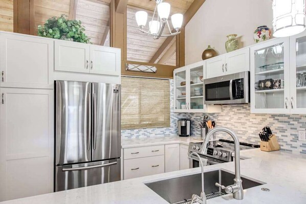 Coffee/tea maker, fridge, microwave, oven - Relax Golf-Course Side in a Condo with Furnished Balcony & Pool (Waikoloa Village)