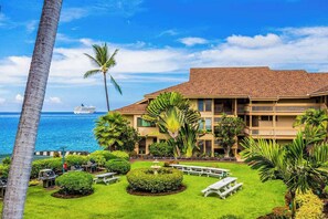 Exterior - Relax in an Oceanfront Condo with Pool, Hot Tub & Central AC (Kailua-Kona)