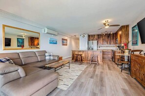 TV, offices - Relax in an Oceanfront Condo with Pool, Hot Tub & Central AC (Kailua-Kona)