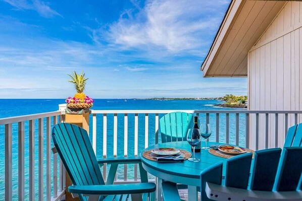 Outdoor dining - Relax in an Oceanfront Condo with Pool, Hot Tub & Central AC (Kailua-Kona)