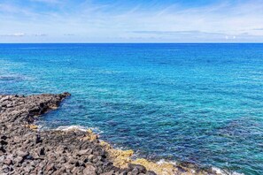 Beach - Relax in an Oceanfront Condo with Pool, Hot Tub & Central AC (Kailua-Kona)