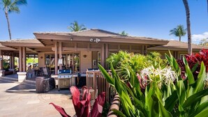 A resort with a covered outdoor area, a barbecue station, and tropical plants. - *New* Fall Sale Walk to A-Bay from a Quiet Waikoloa Cul-de-Sac (Waikoloa)