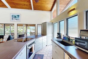 Wasserkocher mit Kaffee-/Teezubehör, Kühlschrank, Mikrowelle, Ofen