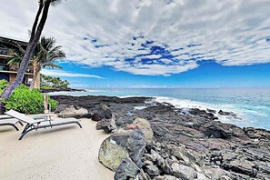 Beach nearby - Chic Oceanfront Kona Condo with Wraparound Lanai & Resort Pool (Kailua-Kona)