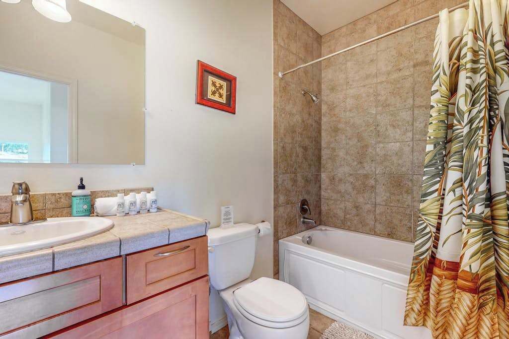 Une salle de bain avec un lavabo, des toilettes et une baignoire.