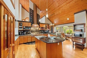 Wasserkocher mit Kaffee-/Teezubehör, Kühlschrank, Mikrowelle, Ofen