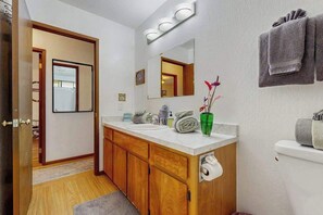 Shower, hair dryer, towels - Find Stillness on a Volcano Nature Retreat with Gardens (Volcano)