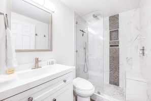 Een douche, een haardroger, handdoeken