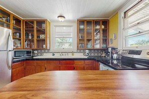 Coffee/tea maker, fridge, microwave, oven - Classic Country Home Near Hilo with Room to Roam (Papaikou)