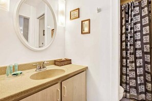 Shower, hair dryer, towels - Bright Oceanfront Kona Condo with Hot Tub, Pool, Lanai & Views (Kailua-Kona)