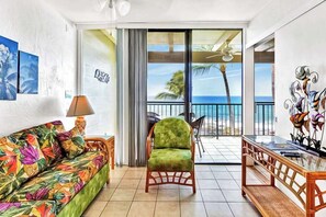 TV, DVD player, offices - Bright Oceanfront Kona Condo with Hot Tub, Pool, Lanai & Views (Kailua-Kona)