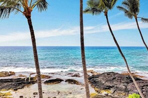 On the beach - Bright Oceanfront Kona Condo with Hot Tub, Pool, Lanai & Views (Kailua-Kona)