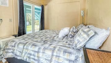 Iron/ironing board, internet, bed sheets
